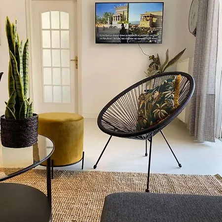 2 Bd Top Floor Aprt With Acropolis View-3