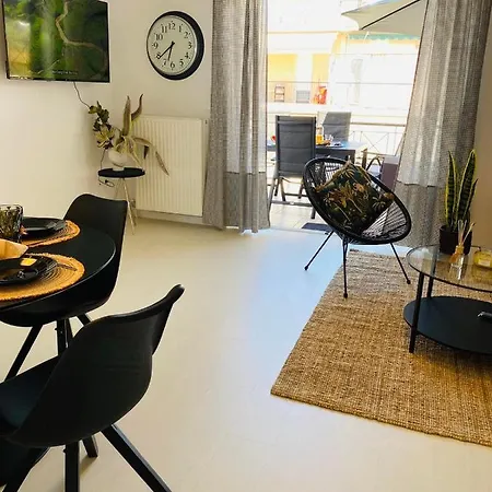 2 Bd Top Floor Aprt With Acropolis View-2